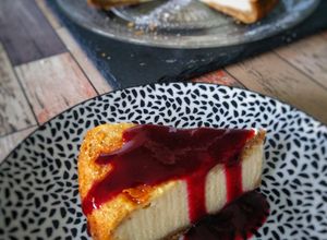 Foto principal de Tarta de queso Camembert con coulis de frambuesas y arándanos