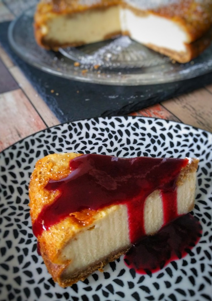 Una foto de Tarta de queso Camembert con coulis de frambuesas y arándanos
