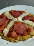 "Pizza" con base de coliflor al sartén de salchicha, queso y tomate🧀🍅🥫🍕