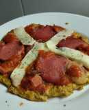 "Pizza" con base de coliflor al sartén de salchicha, queso y tomate🧀🍅🥫🍕