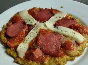 Una foto de "Pizza" con base de coliflor al sartén de salchicha, queso y tomate🧀🍅🥫🍕