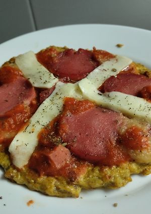 Una foto de "Pizza" con base de coliflor al sartén de salchicha, queso y tomate🧀🍅🥫🍕