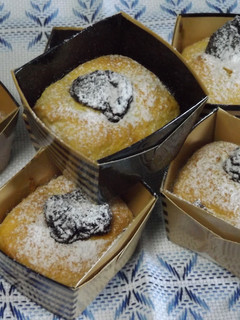 Una foto de Muffins de maíz con ciruelas secas