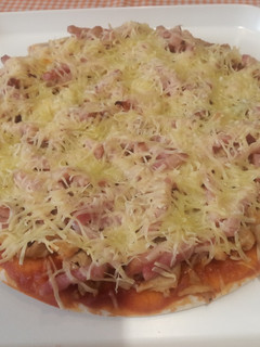 Una foto de Base Pizza sin gluten y sin lactosa con pollo y bacon