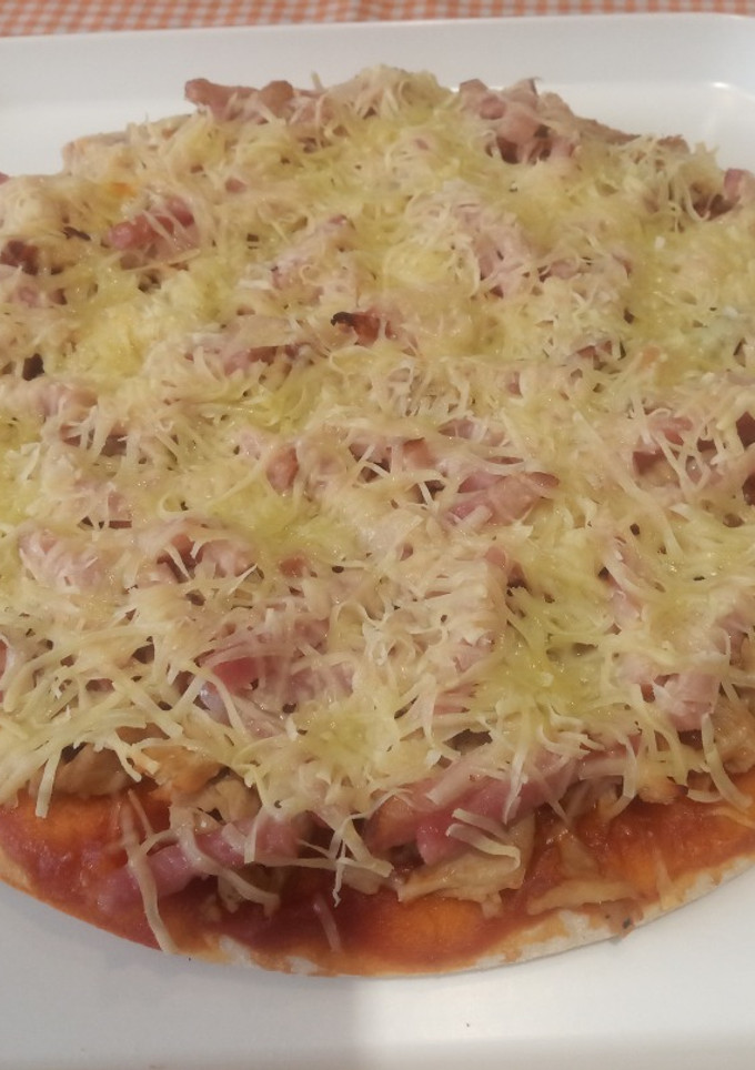 Una foto de Base Pizza sin gluten y sin lactosa con pollo y bacon