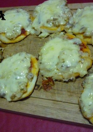 Una foto de Pizzetas con cubierta de salsa de girgolas (hongos)