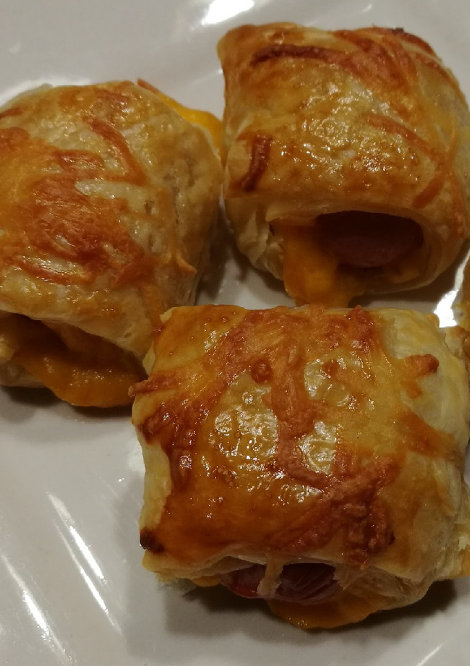 Una foto de Hojaldre de frankfurt y cheddar 🧀