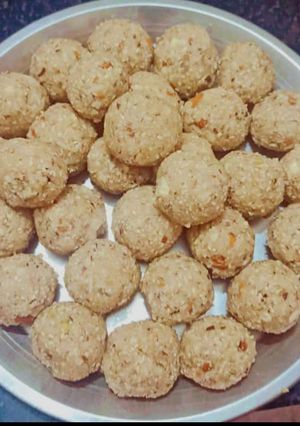मावे वाले तिल के लड्डू रेसिपी मुख्य फोटो