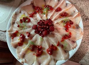 Foto di Carpaccio di pesce spada e frutti rossi