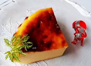 Hình của món Bánh PHÔ MAI cháy (Basque burnt cheesecake).