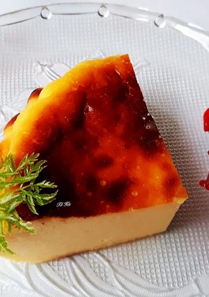 Hình của món Bánh PHÔ MAI cháy (Basque burnt cheesecake).