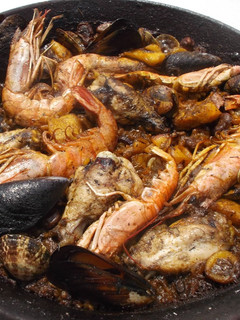Una foto de Paella al fuego