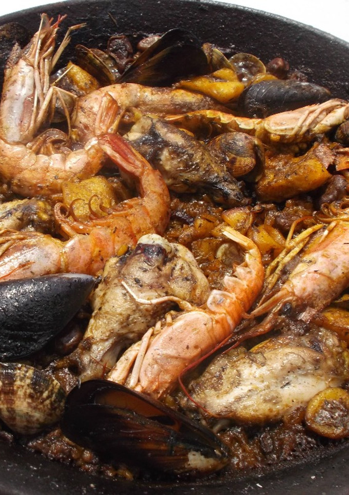 Una foto de Paella al fuego