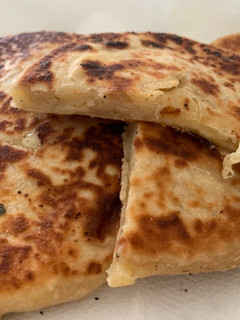 Una foto de Pan naan con queso