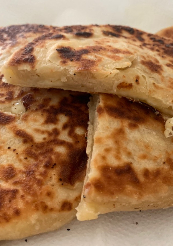 Una foto de Pan naan con queso