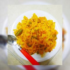 A picture of Farfalle with tomato sauce.