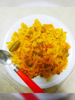 A picture of Farfalle with tomato sauce.