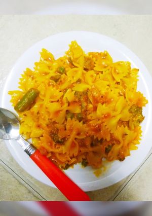 A picture of Farfalle with tomato sauce.