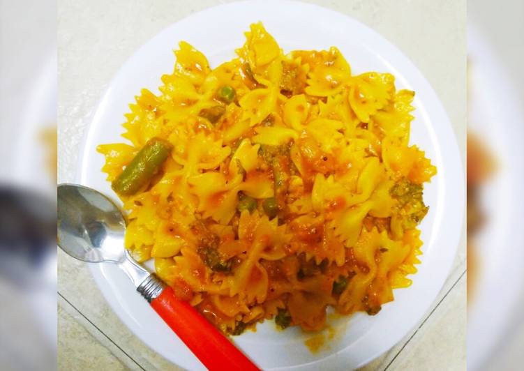 How to Make Appetizing Farfalle with tomato sauce