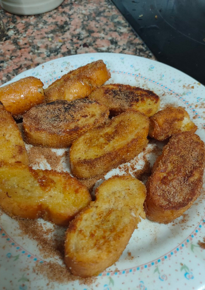 Una foto de Torrijas con azúcar y canela
