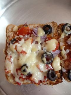 பிரட் பீசா(bread pizaa recipe in tamil) செய்முறை முக்கிய புகைப்படம்