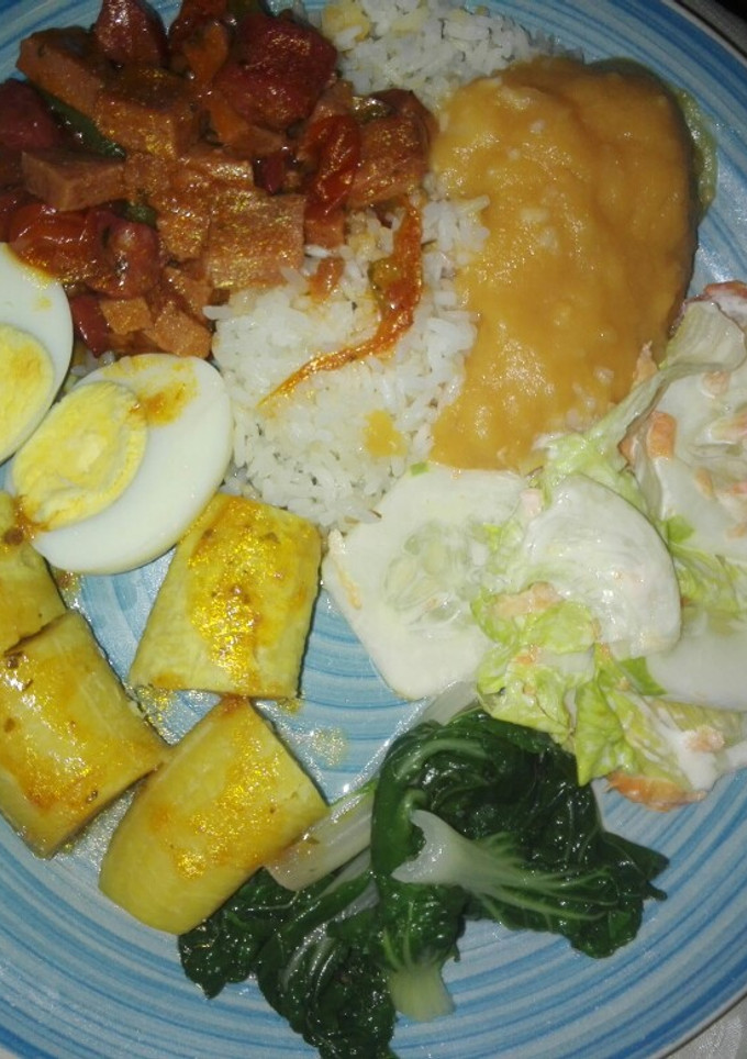 Una foto de Arroz con arvejas jamón en salsa y plátano hervido
