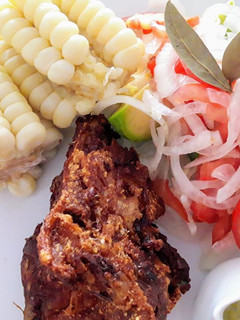 Una foto de Chicharrón de Cuy a lo Carmelita