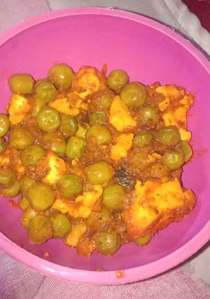 A picture of Matar paneer.