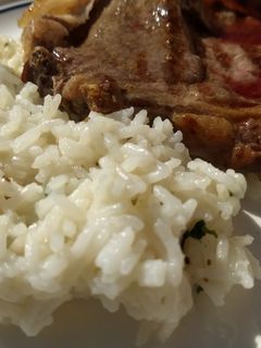 Una foto de Bife a la plancha con risotto de ajo y perejil