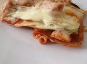 Una foto de salsa con crema de leche con tomate