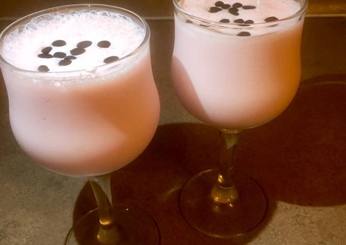 Коктейль молочный с вишнёвым сиропом