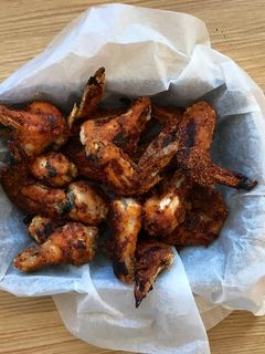 Una foto de Alitas a la mostaza antigua