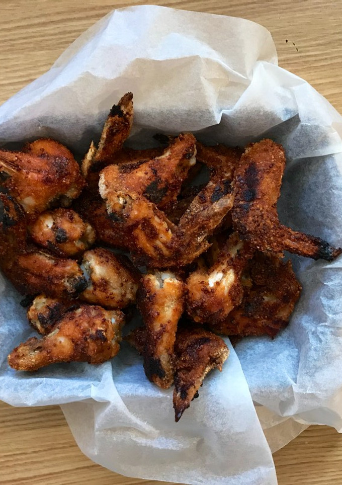 Una foto de Alitas a la mostaza antigua