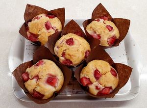 Foto di Muffin banana e fragole senza zucchero, burro e uova