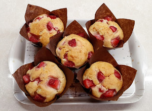 Foto di Muffin banana e fragole senza zucchero, burro e uova