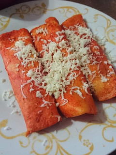 Una foto de Enchiladas de pollo con salsa morita