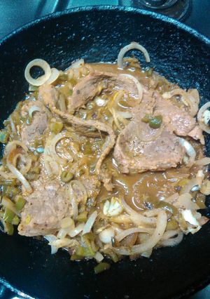 Una foto de Bisteck encebollado al limón
