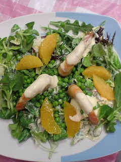 Una foto de Ensalada con langostinos y mahonesa de naranja