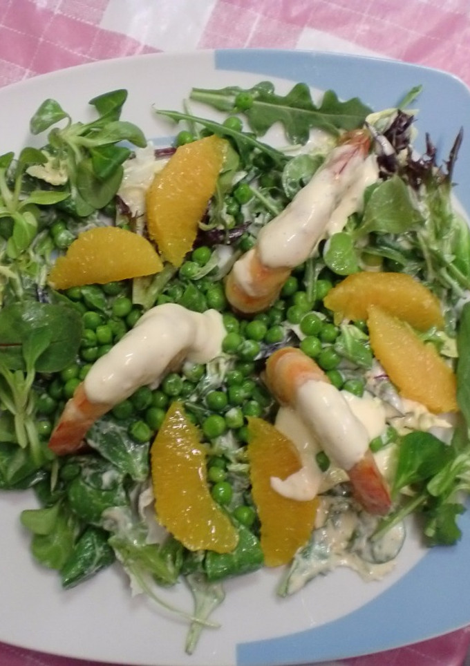 Una foto de Ensalada con langostinos y mahonesa de naranja