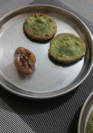 पालक पूरी रेसिपी मुख्य फोटो