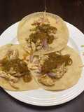 Tacos de pollo y salsa de chicharrón de pollo verde