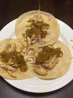 Una foto de Tacos de pollo y salsa de chicharrón de pollo verde