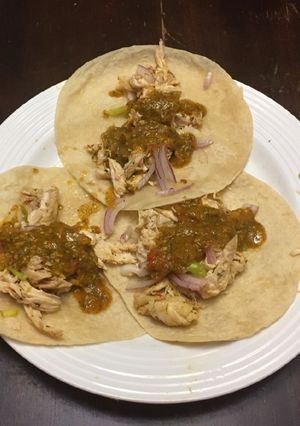 Una foto de Tacos de pollo y salsa de chicharrón de pollo verde
