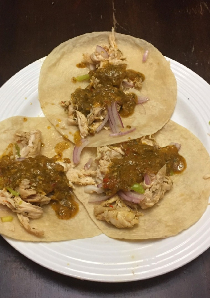 Una foto de Tacos de pollo y salsa de chicharrón de pollo verde