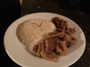 Una foto de chicharrones con salsa verde