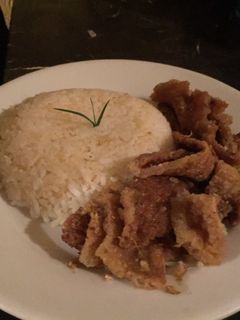 Una foto de Chicharrón en Salsa Verde con Arroz Blanco🍚