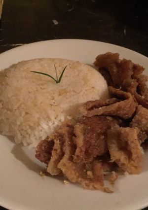 Una foto de Chicharrón en Salsa Verde con Arroz Blanco🍚