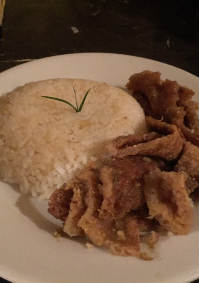 Una foto de Chicharrón en Salsa Verde con Arroz Blanco🍚