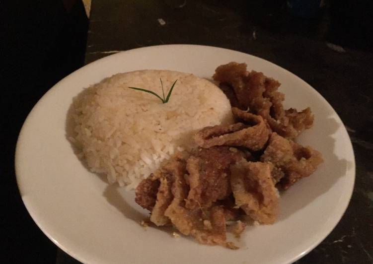 Chicharr贸n en Salsa Verde con Arroz Blanco馃崥