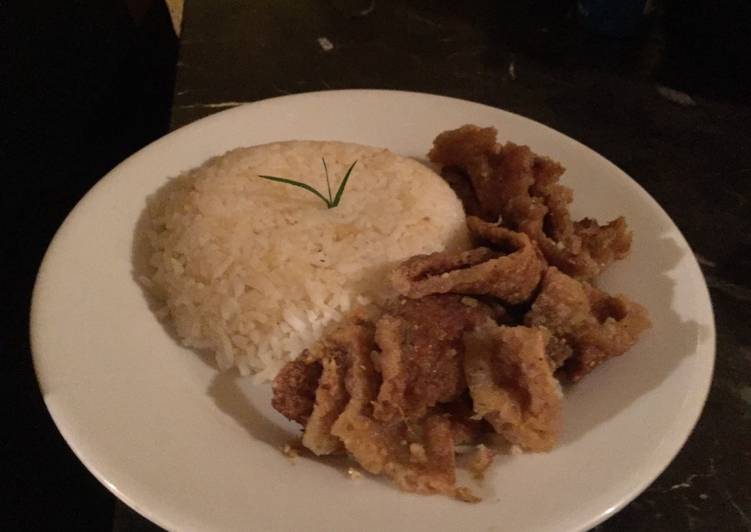 Chicharrón en Salsa Verde con Arroz Blanco🍚